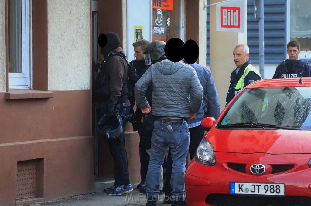 Einsatz BF Pol SEK Bedrohungslage Koeln Buchheim Herlerstr P26.jpg